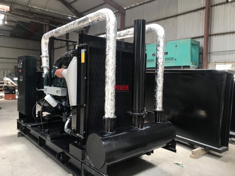 Các phụ kiện đi kèm máy phát điện doosan 02 - tủ bảo vệ đầu phát