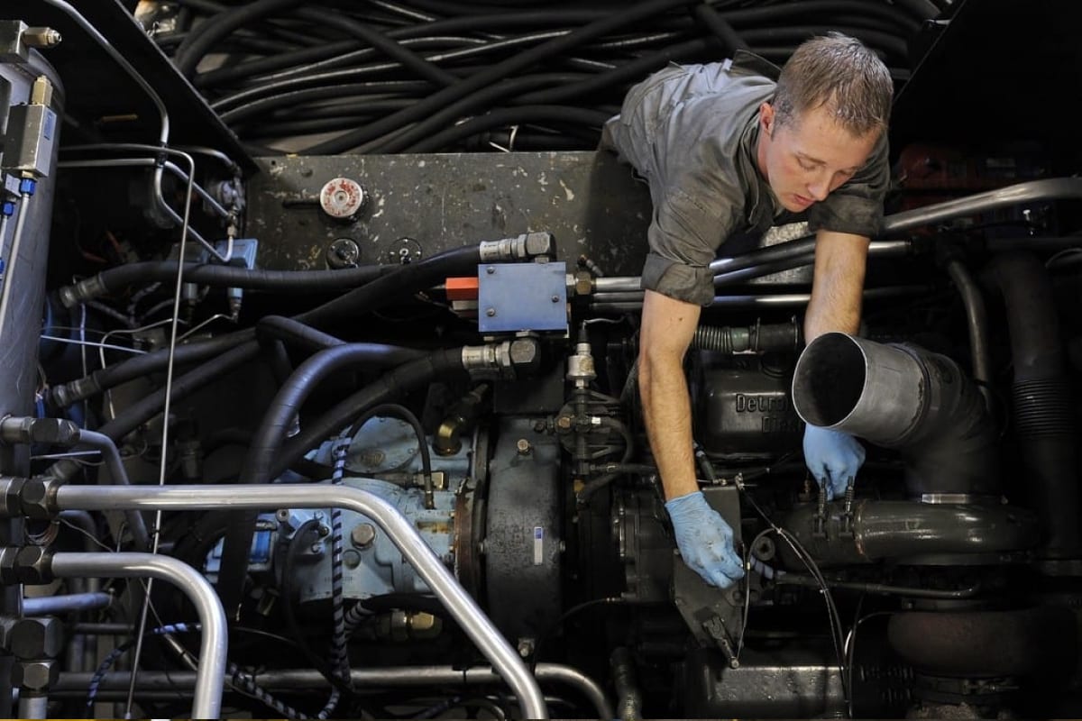 cach-bao-tri-may-phat-dien-cong-nghiep-chay-dau-3